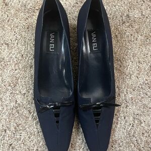 Van Eli Women's Navy Heels with Bow Accent size 11N, one heel needs repairing
